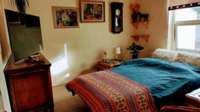 Racecourse room in Cheltenham with bathroom access.